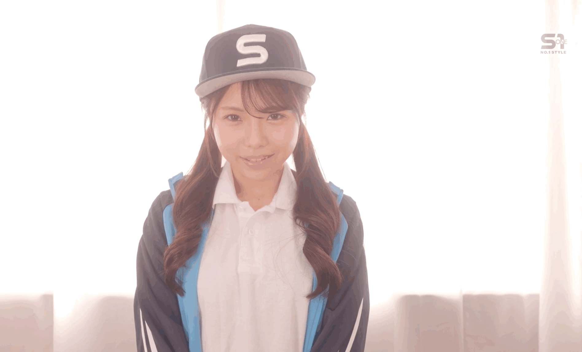 SONE-789 JAV「ほらほら～ザーメン出るとこ見せてくださいよ～」ニヤニヤ楽しそ～に射精までお世話してくる年下の小悪魔マネージャー