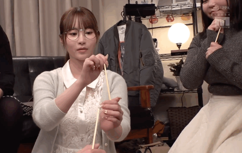 MIDA-260 JAV 同窓会2次会の王様ゲームで急接近した大人しそうな隠れ淫乱地味メガネ娘とシングルベッド相部屋!1泊2日のお泊まり命令で何度も中出しヤリまくった…!