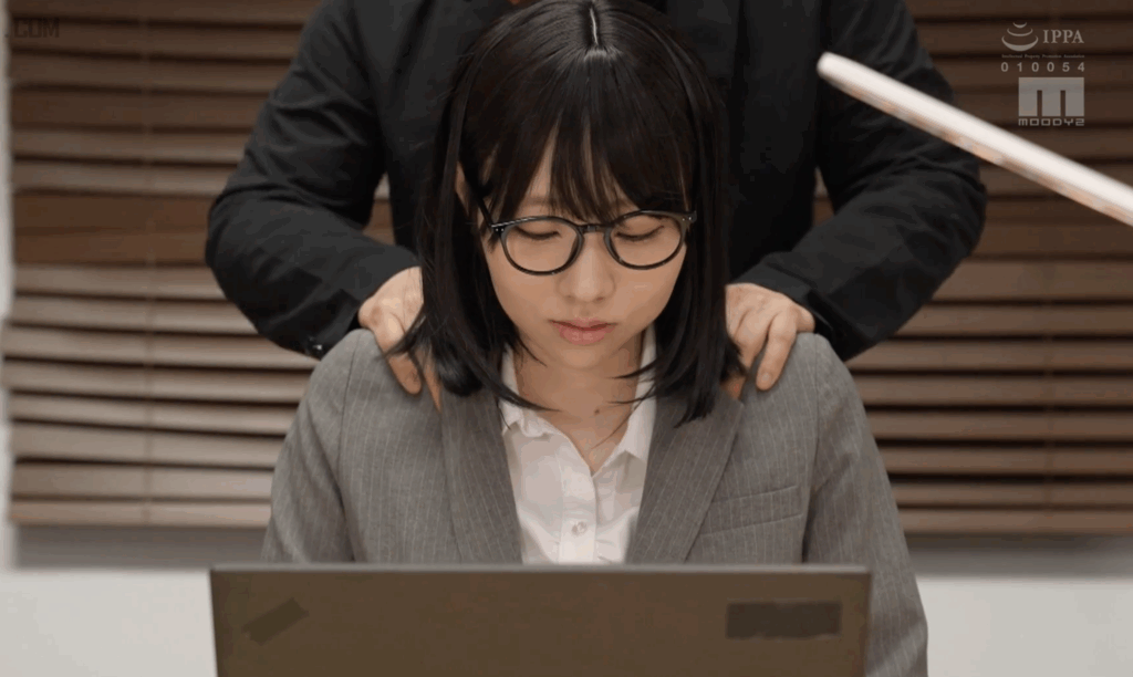MIDA-305 会社の地味OLが卑猥な巨乳コスプレイヤーだったなんて…セクハラ強要パイズリぶっかけ輪●オフ会 百田光稀