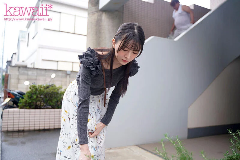 PFES-122 不愛想な隣人女子大生が、廊下で無愛想にパンツを見せつけてきますが…ムラムラしてんの?